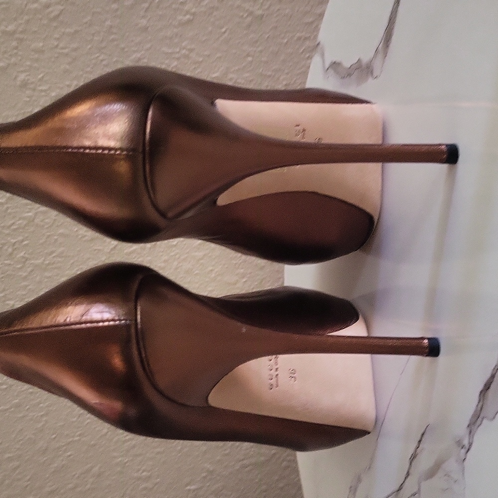 Authentic Gucci Gold Sofia Peep-Toe Platform Pump… - image 3